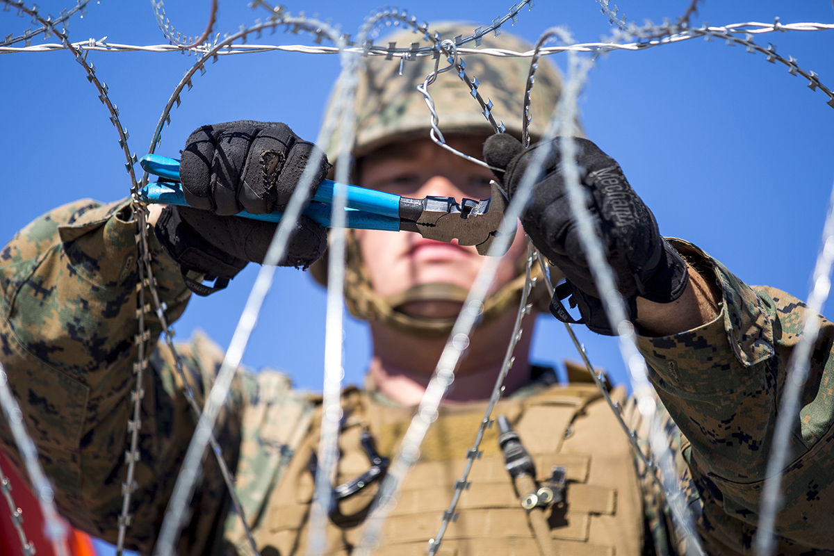 US Marines fersterkje de grins fan Kalifornje-Meksiko by de Otay Mesa Port of Entry
